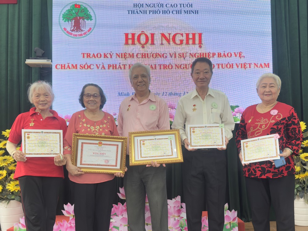 鸣凤坊多名高龄华人获高龄人事业纪念章