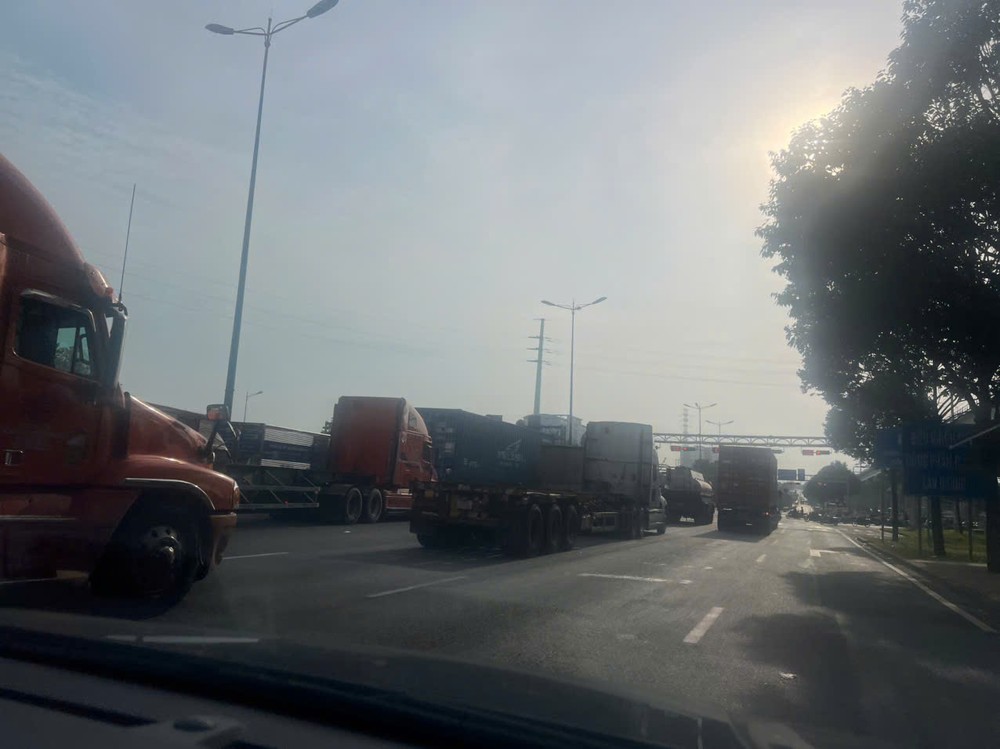 在美福—新万路段，大货车、客车及集装箱车混行，对摩托车而言极具危险，尤其接近新万立交路段更为明显。