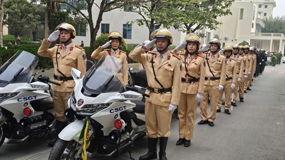 12月12日上午，全国交警举行出征仪式。