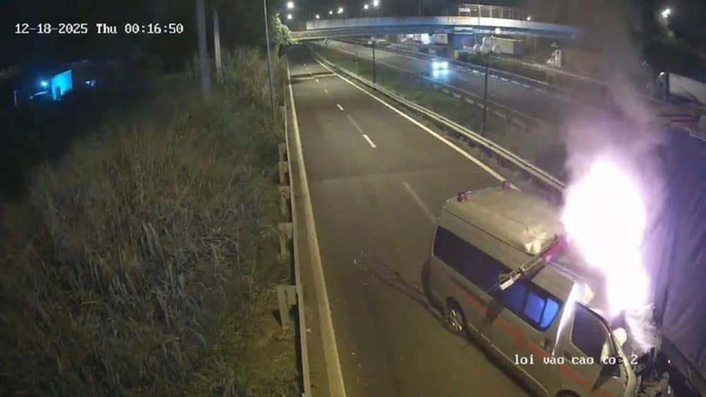 救护车在胡志明市-隆城-油曳高速公路服务区引道追尾集装箱车并造成3人身亡的瞬间画面。 （图截自监控视频）