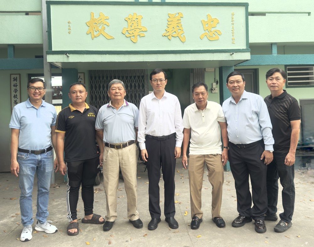 中国驻胡本市总领馆代表团与决胜村关帝庙理事会及忠义华文学校董事会代表合照。