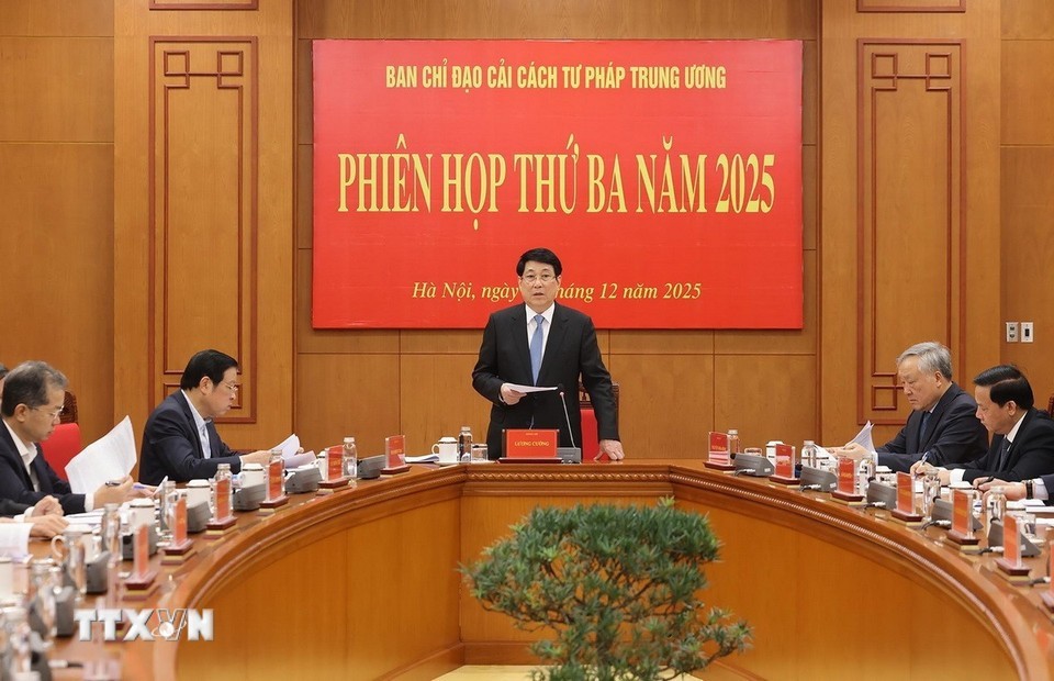 越南国家主席梁强主持中央司法改革指委会第三次会议 。