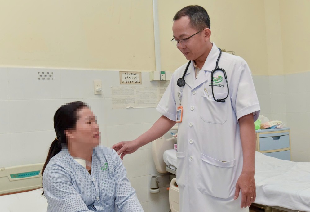 医生为患者诊查。