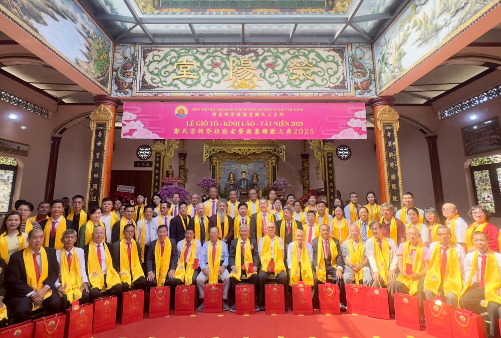 郑氏宗祠理事会与诸位长者和嘉宾合照。