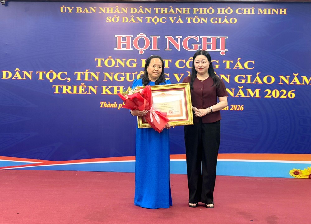 华人女干部陈丽芳（左）荣获政府总理奖状。