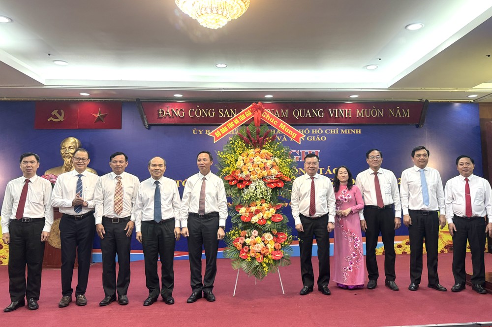 民族与宗教部代表和市领导以及市民族与宗教厅领导合影。