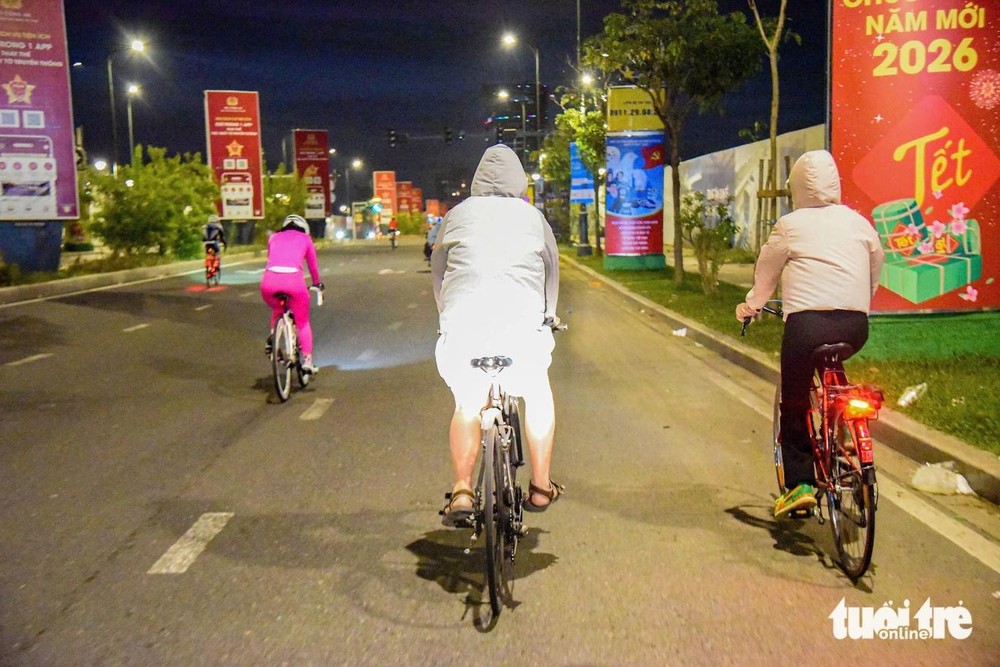   清晨骑行的胡志明市民穿着保暖。