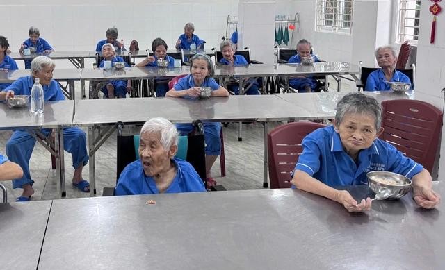  岘港市和庆坊一所社会辅助中心内生活的老人。