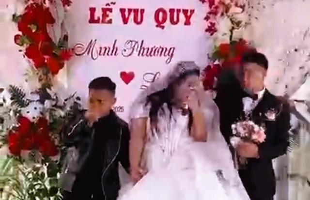  婚礼进行期间新娘新郎遭泼虾酱的画面。