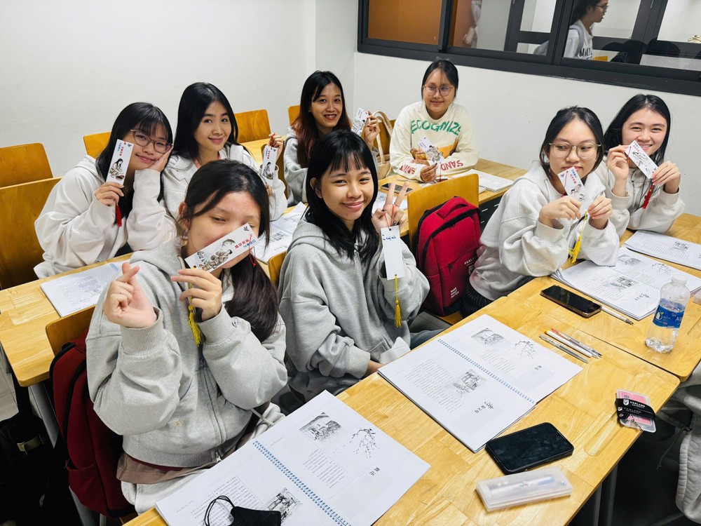 学生手上持着AI生成形象，穿越二十四孝故事，成为传统文化课堂主角。