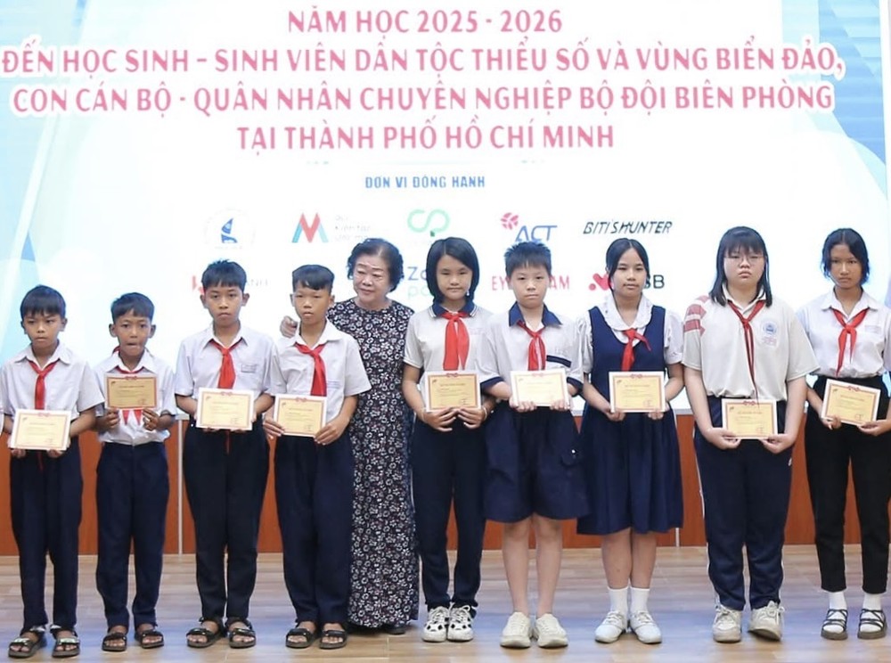 学生获韦阿英奖学金。