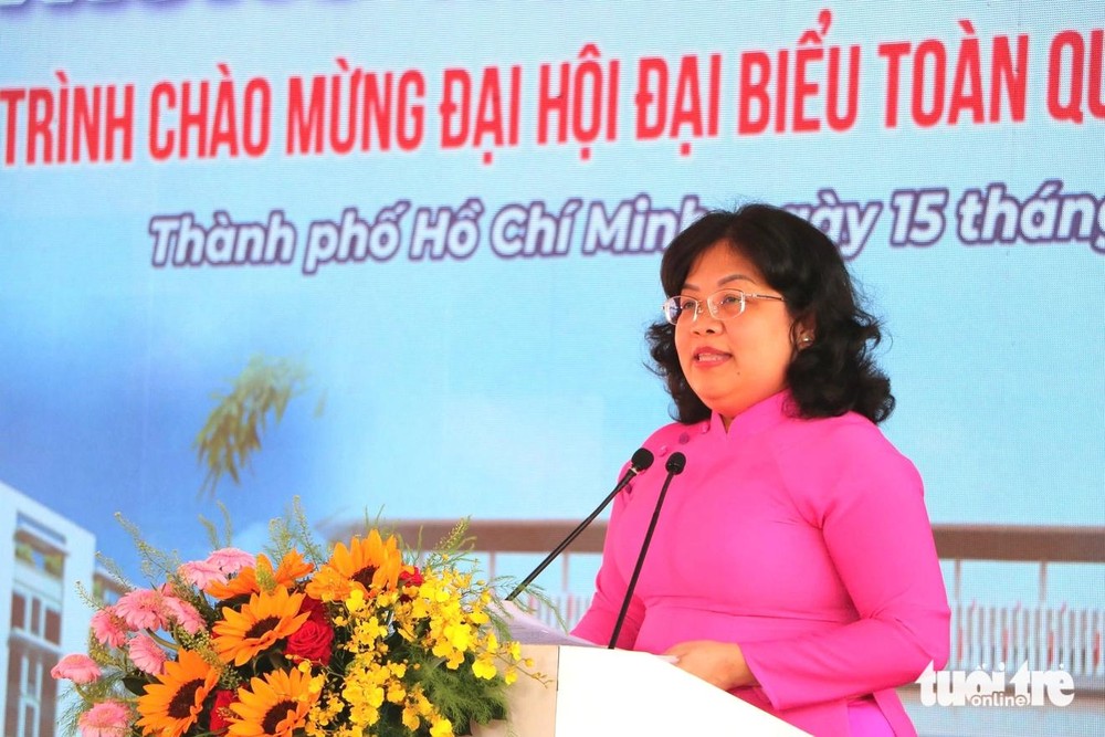 市人民议会副主席阮长日芳在开工仪式上致词。