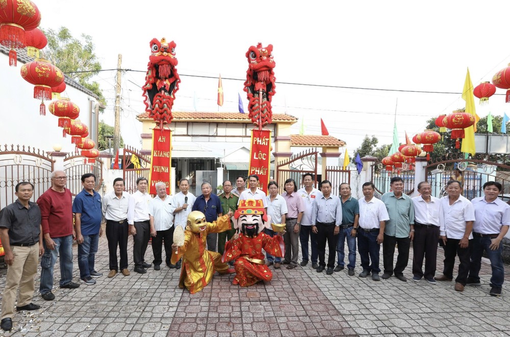 禄宁华人相济会与嘉宾合照留念。