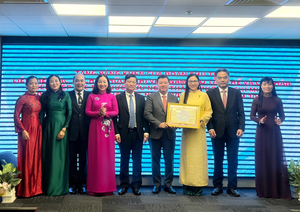 胡志明市各友好组织联合会获越南各友好组织联合会主席团颁授奖状。