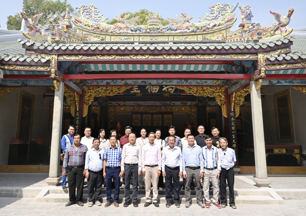 义安会馆理事会和乡亲合照留念。