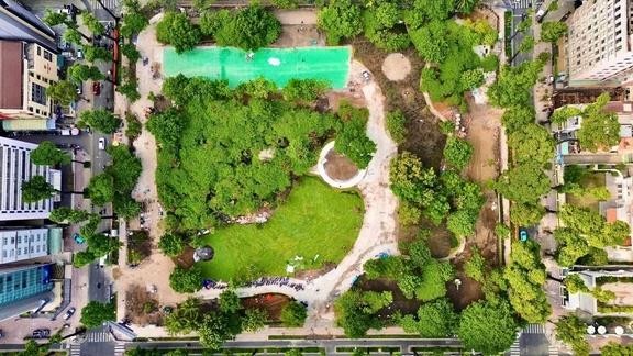 胡志明市潘廷逢体育馆已改造为公园，于春节期间服务市民。