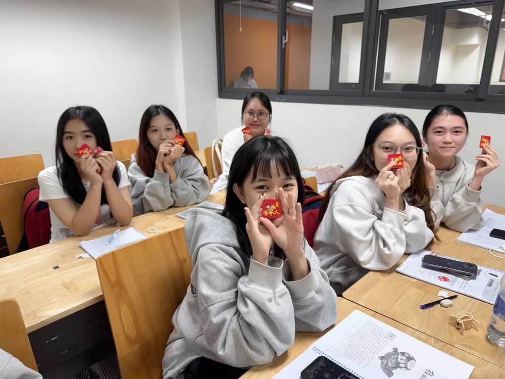 学生们手持马年冰箱贴，开心合影。