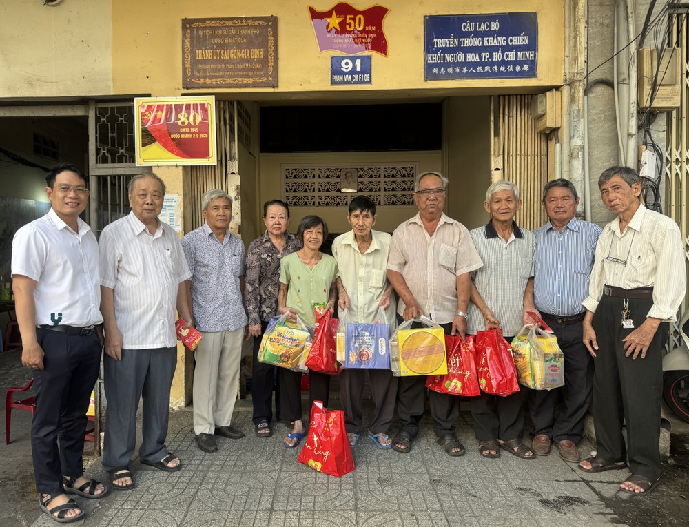 市华人抗战传统俱乐部执委会成员向会员赠送礼物。