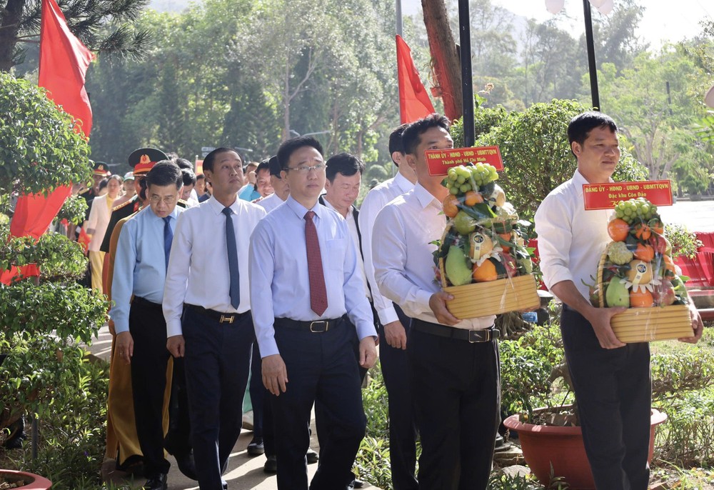 胡志明市领导代表团前往杭阳陵园女英雄武氏六墓前致祭。