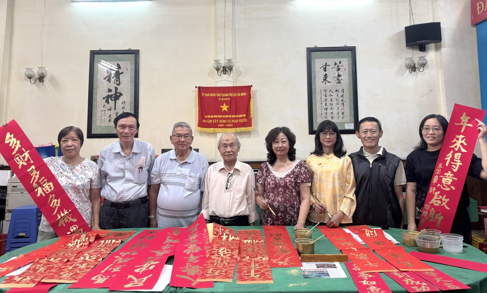 书法家们为2026年慈善挥春活动作好准备工作。