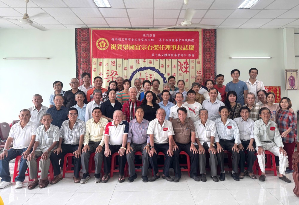 市委宣教与民运处、平治东坊地方领导与梁氏宗祠第十届理监事会和诸位长者合影。