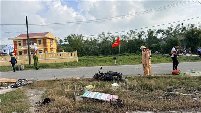 1月22日，职能力量封锁现场，调查发生在顺化市风广坊路段、造成4人伤亡的严重交通事故原因。