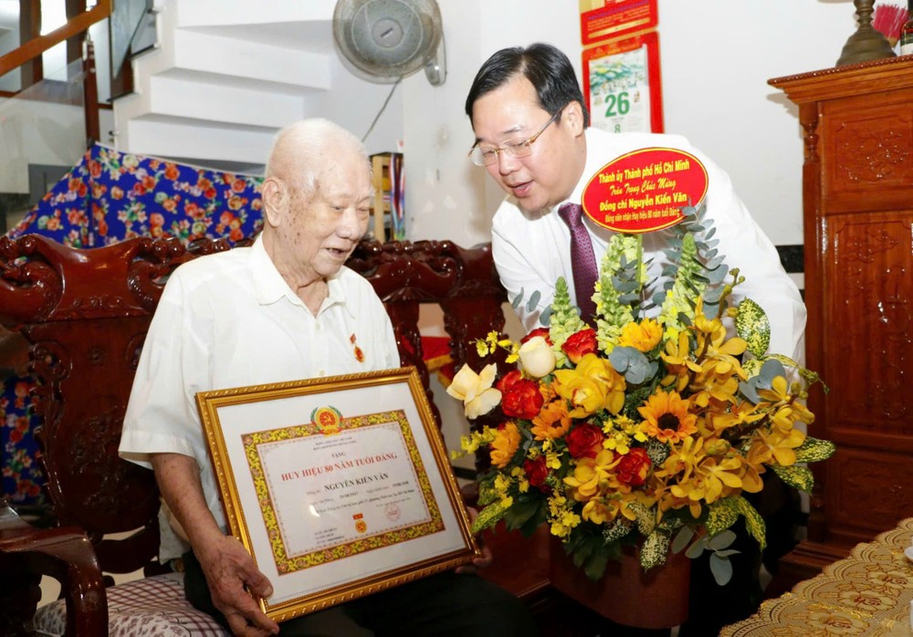 市委常务副书记黎国峰向阮建文同志颁授80年党龄纪念章。