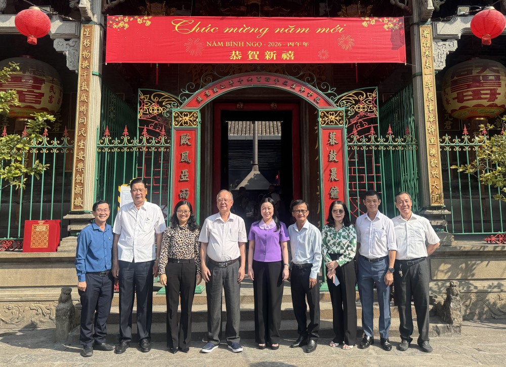 市委宣教与民运处代表团与穗城会馆理事合照。