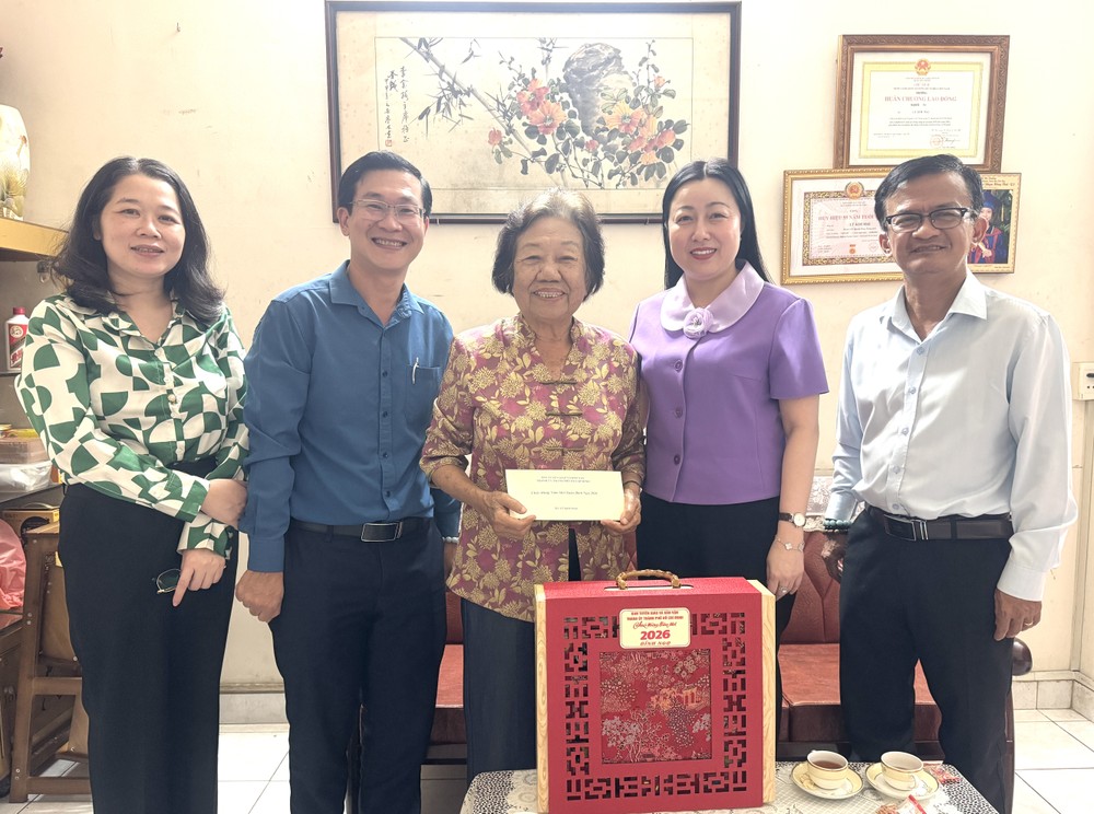 市委宣教与民运处代表团探望华人革命老前辈李金梅。