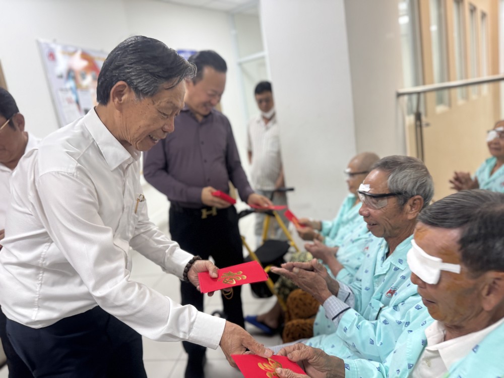 义安会馆理事会长陈振炎向患者派发红包。