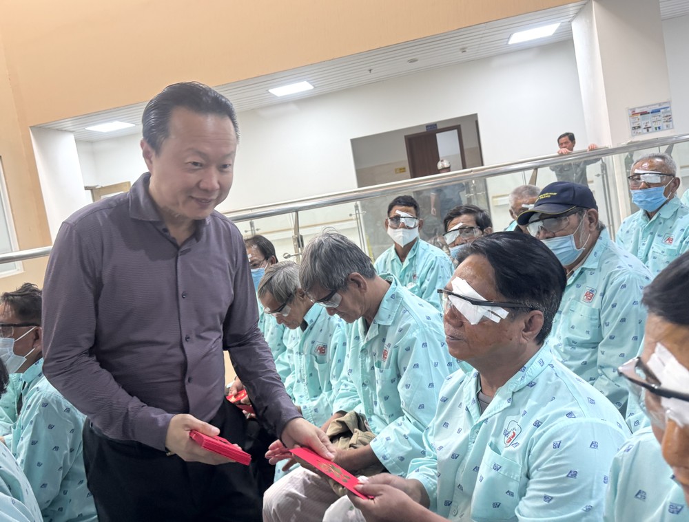 义安会馆常值副会长庄事勇向患者派发红包。