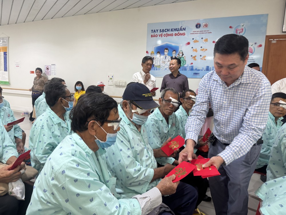 义安会馆副会长谢平国向患者派发红包。