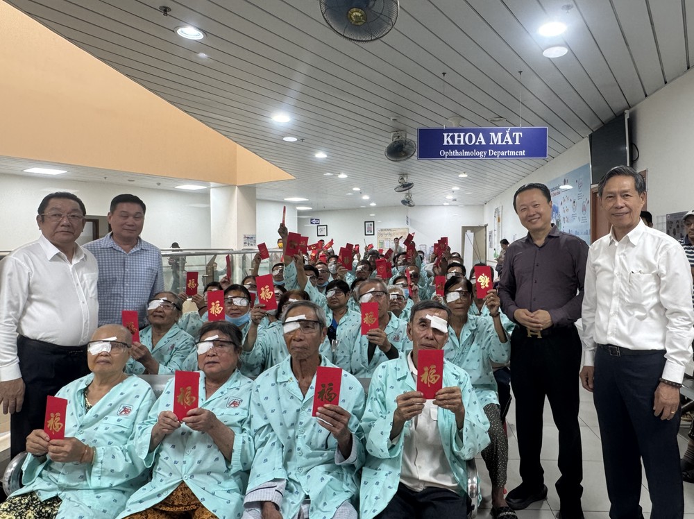 义安会馆理事会祝贺白内障患者手术成功。