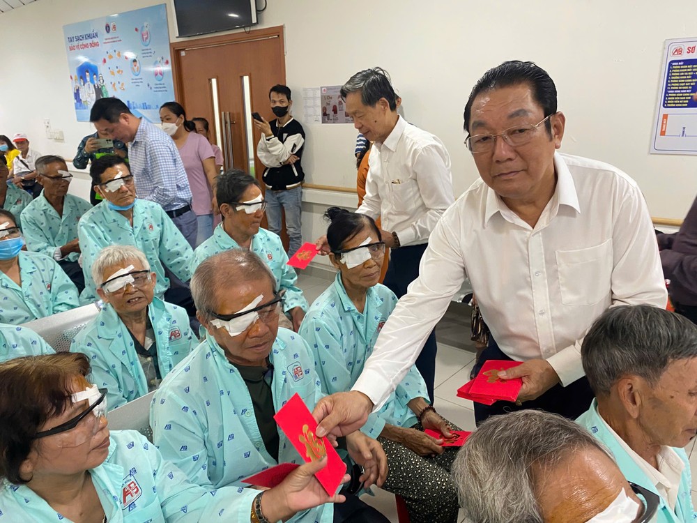 义安会馆常值副会长张敬明向患者派发红包。