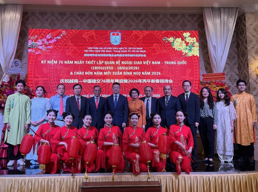 中国驻胡志明市总领事唐立与市越中友协执委会合照留念。