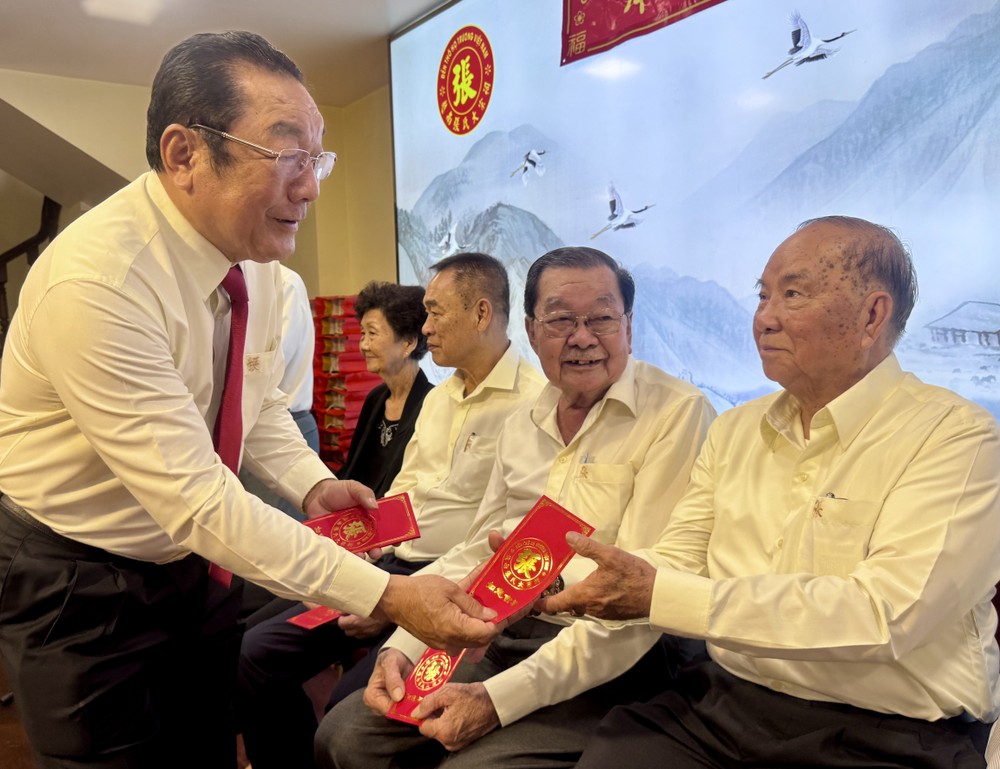 张氏大宗祠理事长张敬明向高龄宗亲赠送岁暮礼品。