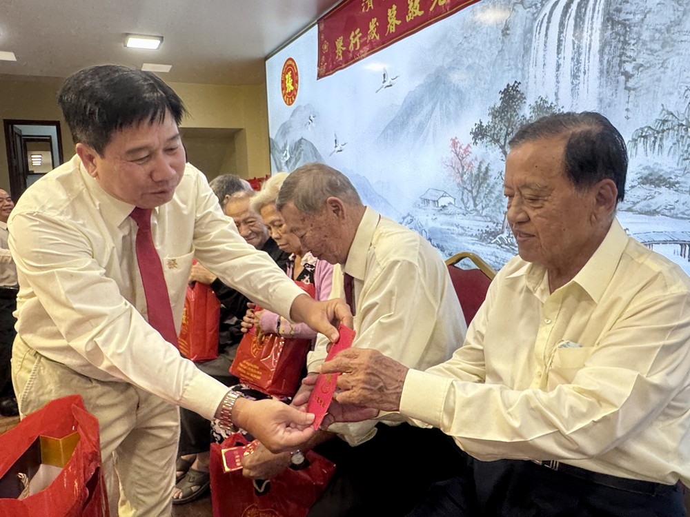 张氏大宗祠理事会代表向高龄宗亲赠送岁暮礼品。