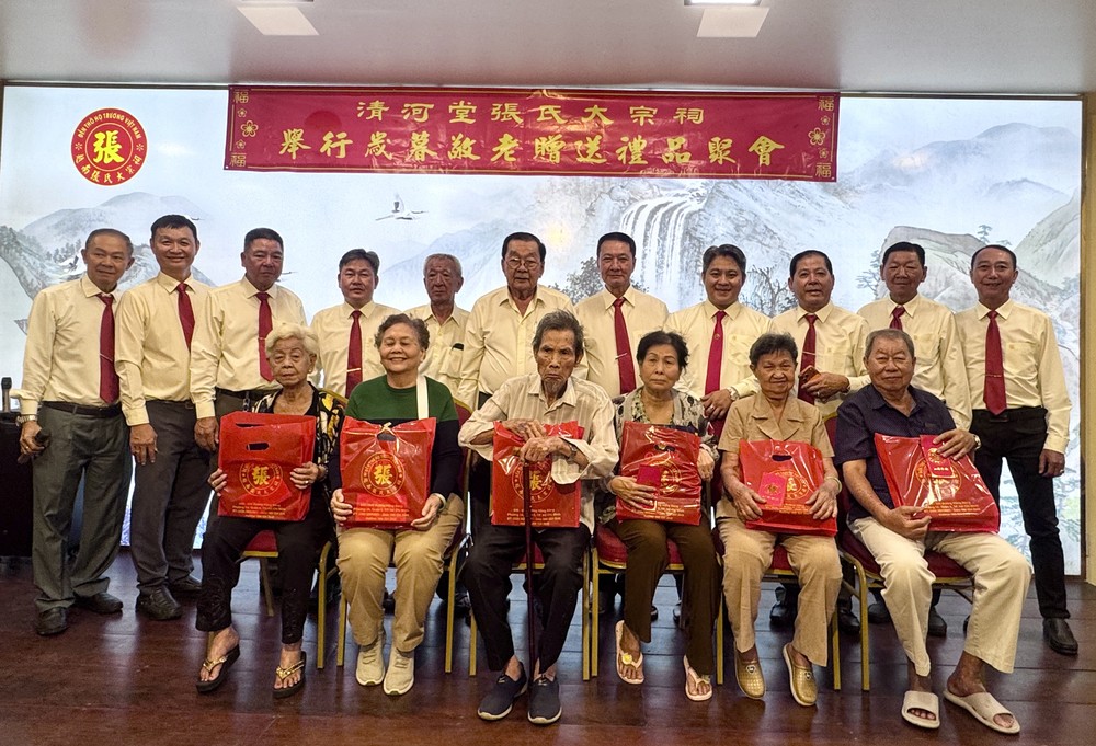 张氏大宗祠第十五届理事会向高龄宗亲赠送岁暮敬老礼品。