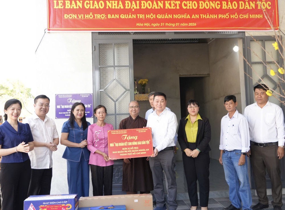 胡志明市潮州义安会馆向少数民族同胞移交“大团结”住房。