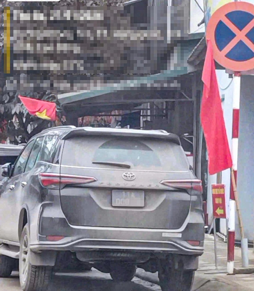 高平省一辆蓝牌公务车停在禁停标志旁。