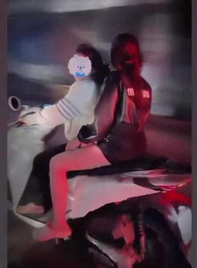 两名少女L.R.O.H.T.与L.T.N.H.不戴安全帽，夜间高速驾驶摩托车。