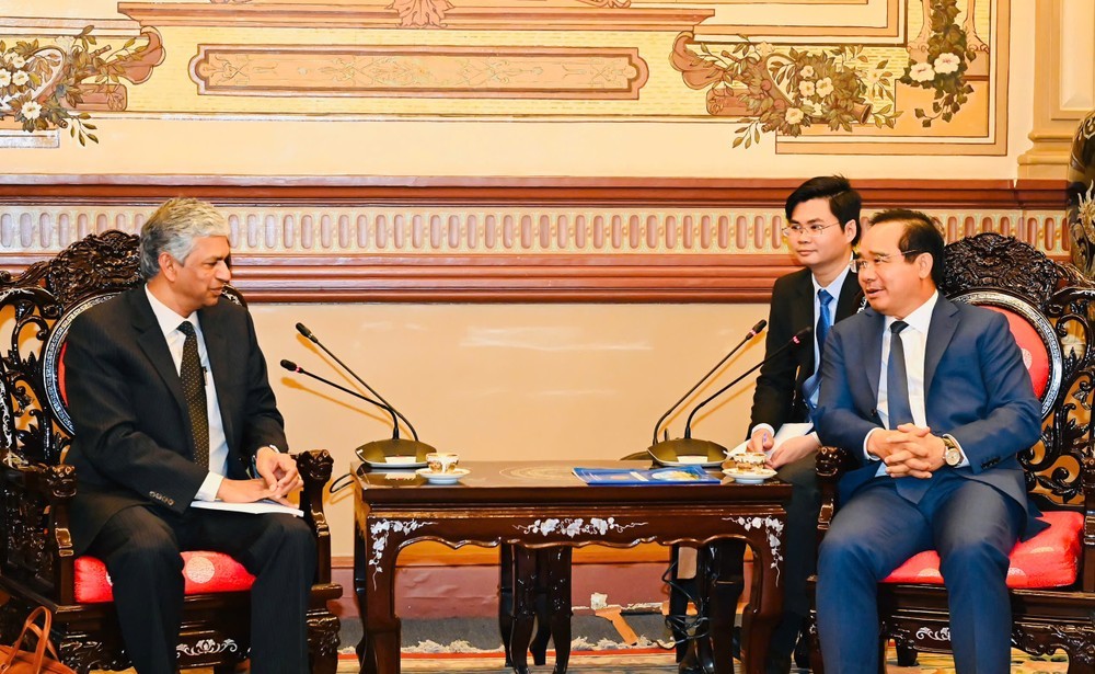 阮文得主席（右）会见印度外交部负责东方事务的副部长佩里亚萨米·库马兰。