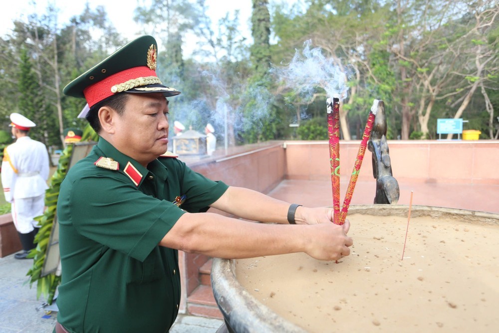  代表们在昆仑岛杭阳陵园献花、上香，缅怀英雄烈士和爱国同胞。