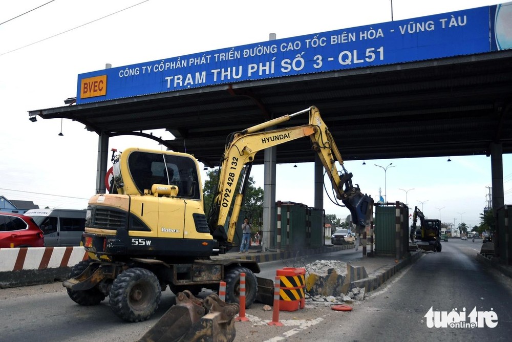  两台混凝土破碎机拆除51号国道T3收费站分流岛