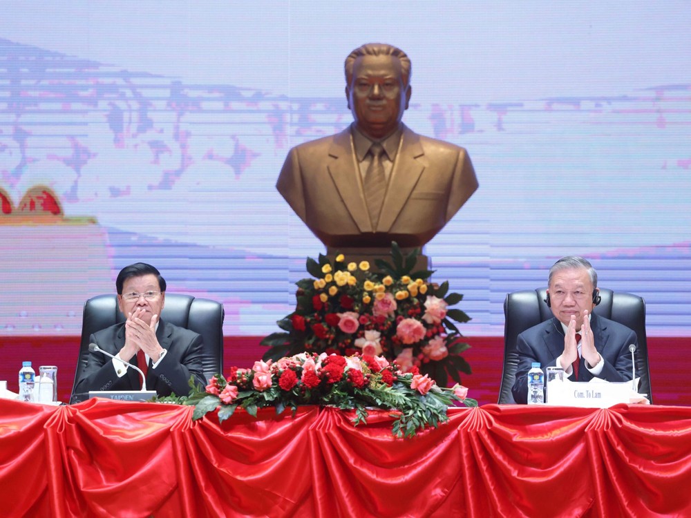 党中央总书记苏林与老挝总书记、国家主席通伦·西苏里主持召开党“十四大”成果通报会。