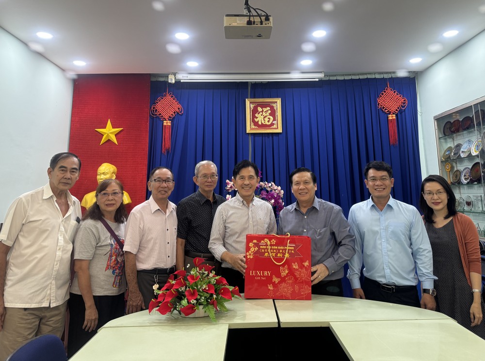 本报领导向海南会馆理事会拜年。