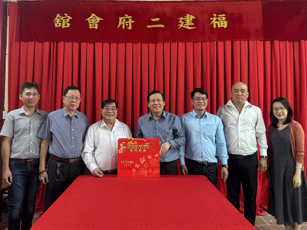 本报领导向二府会馆理事会拜年。