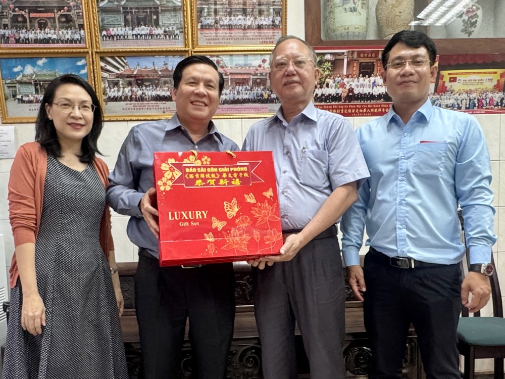 本报领导向穗城会馆理事会拜年。