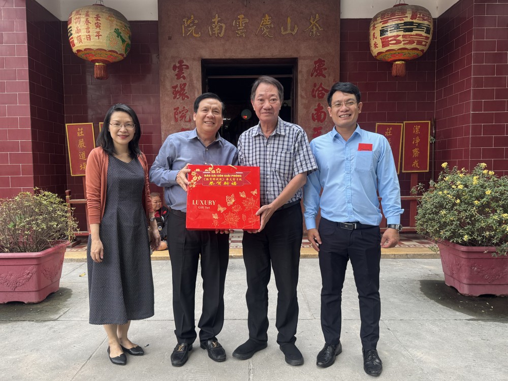 本报领导向庆云南院住持周華邦（右二）拜年。