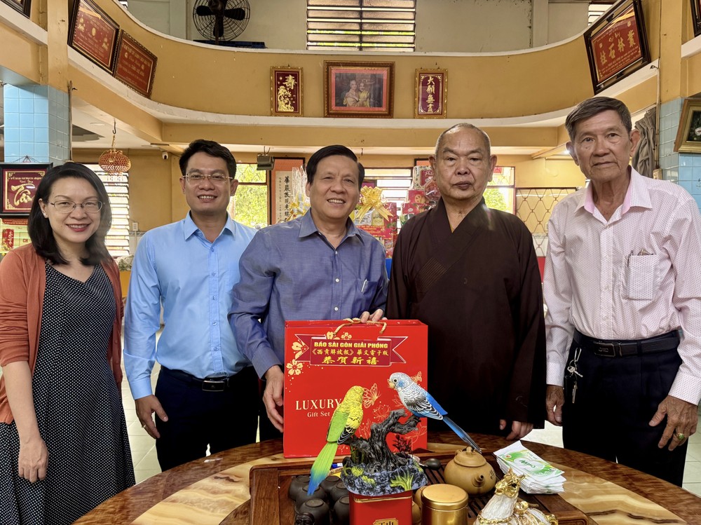 本报领导向龙华寺释慧功和尚致以新春祝福。